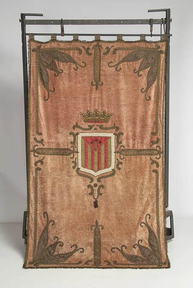 Banner with the shield of Lleida in velvet with fabric applications and metal trimmings, first half of the 20th Century.