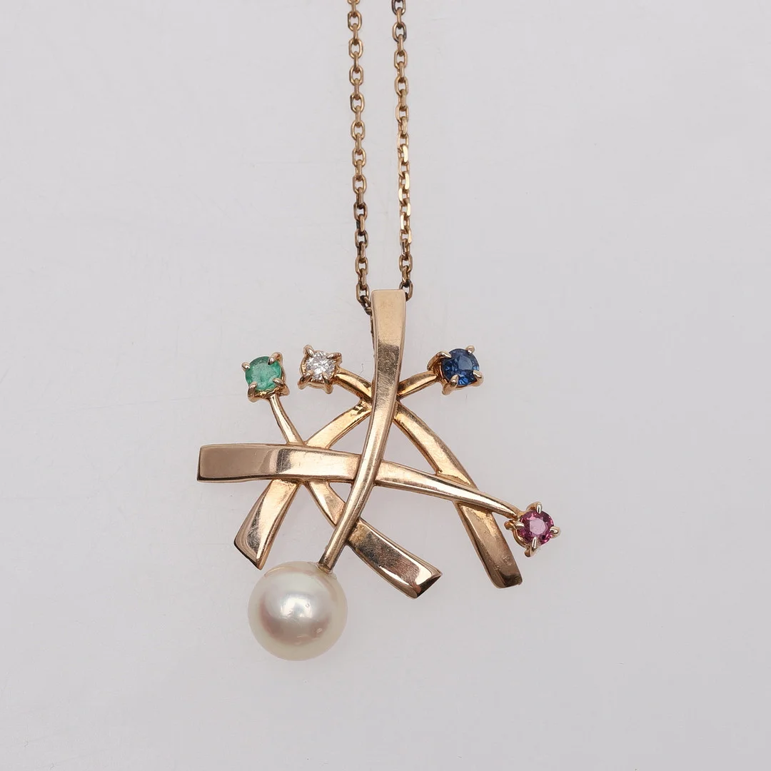 HÄNGE MED KEDJA. — Brooches & Pendants — Crafoord Auktioner Lund