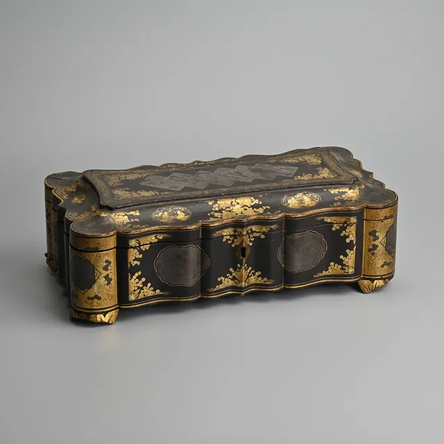 A CHINESE EXPORT BLACK AND GILT LACQUER GAMES BOX, EARLY-MID 19TH CENTURY.