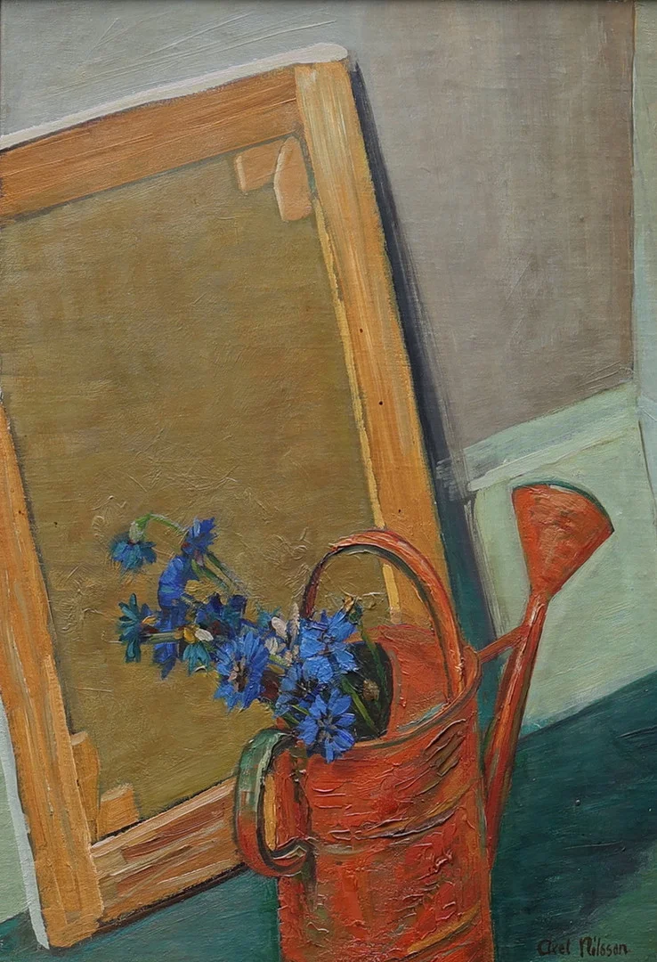 AXEL NILSSON. olja på pannå, "Stilleben med röd kanna", signerad, daterad 1932. — Paintings — Auktionsmagasinet Vänersborg