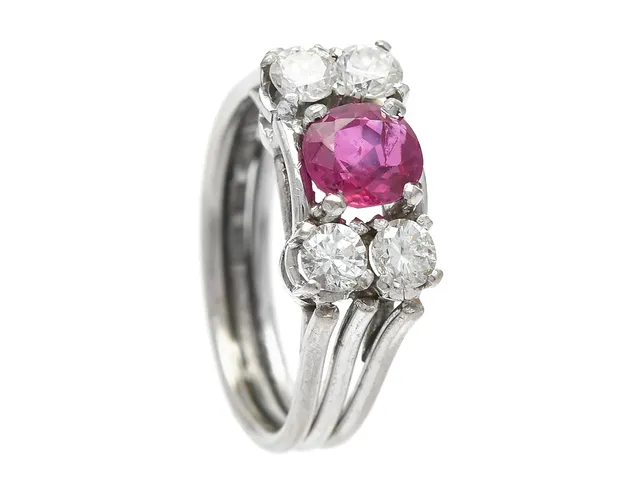 RING, 18K vitguld, ovalslipad rubin ca 0,80 ct, 4 briljantslipade diamanter ca 0,50 ctv, ca W-Cr(H-J)/SI, Sigu Atelje, Stockholm 1959, stl 15,75 mm, vikt 4,6 g, rubinen med slitna fasettkanter, inneslutning och litet nagg på rondisten.