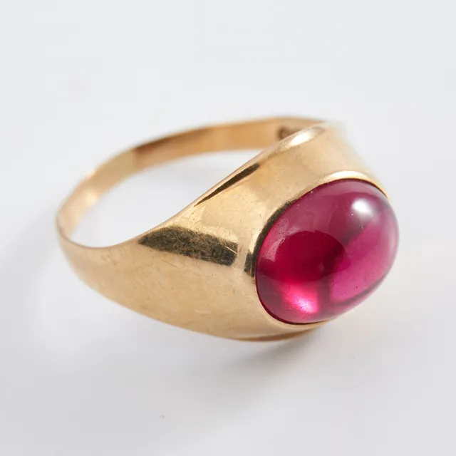 RING, 18 k guld, cabouchonslipad syntetisk rubin, Alton, Falköping, 1960.