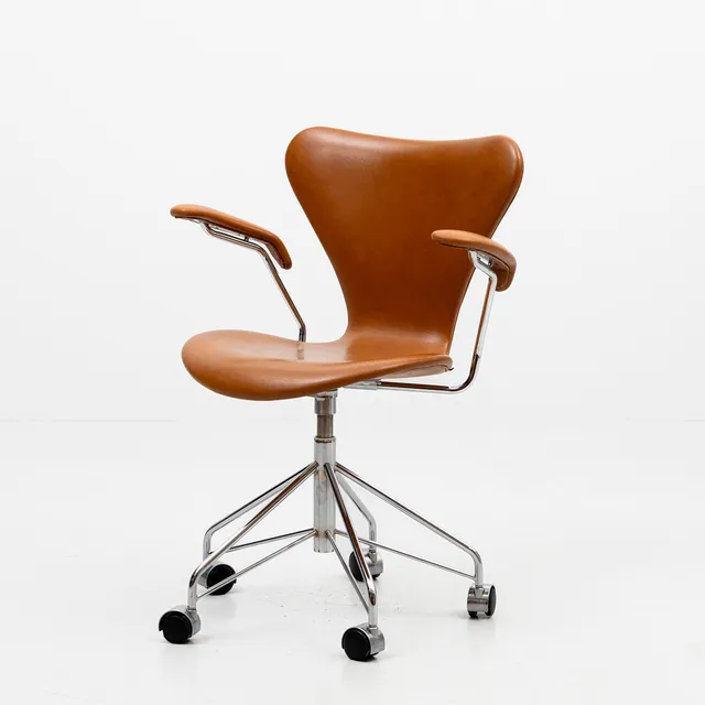 ARNE JACOBSEN. Skrivbordsstol, "Sjuan", Fritz Hansen, cognacsfärgat skinn, 2019.