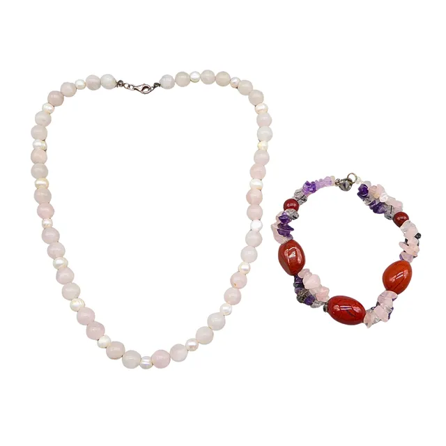 SCHMUCKSET AUS PERLENKETTE UND MEHRSTRÄNGIGEM ARMBAND.