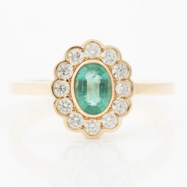 Ring carmosé, 14K guld med smaragd och briljantslipade diamanter.
