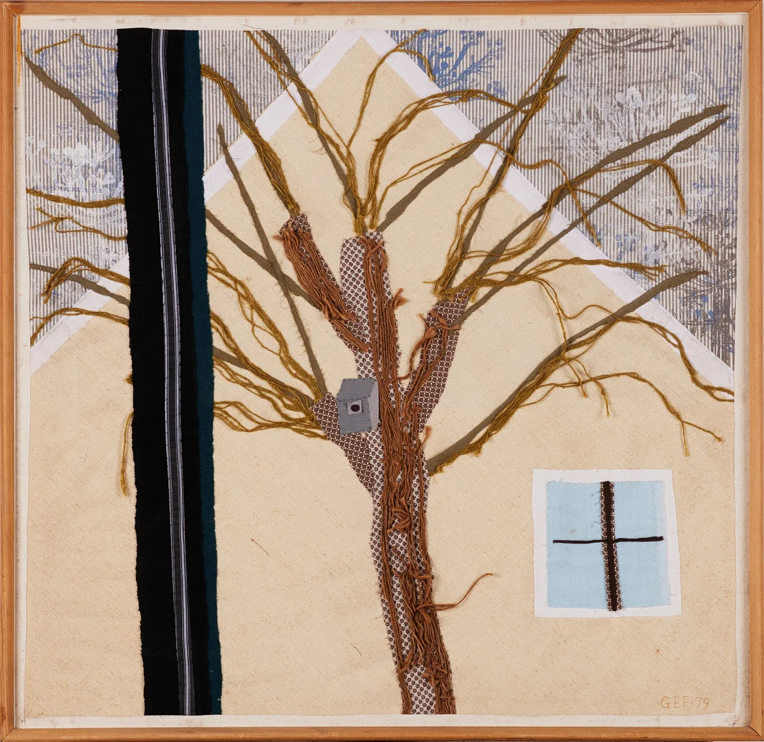 GUNILLA EKSTRÖMER FÜRST (FÖDD 1933). Snedställt tak, assemblage, textil, signerad och daterad "GEF -79". — Other — Stockholms Auktionsverk Magasin 5
