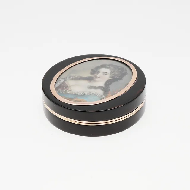 French snuff box in tortoiseshell with rose gold mount, circa 1800.