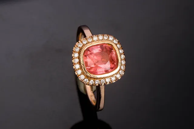 Anpè Atelier. Tourmalinring med diamanter af 18 kt. rosaguld