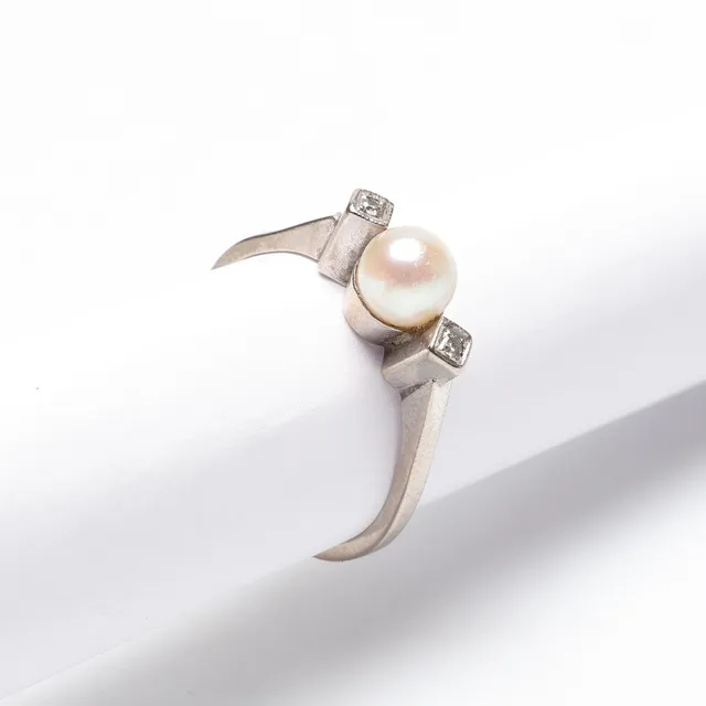 RING, 18K, Vitguld, med pärla och vita stenar. vikt cirka 2.9 gram.