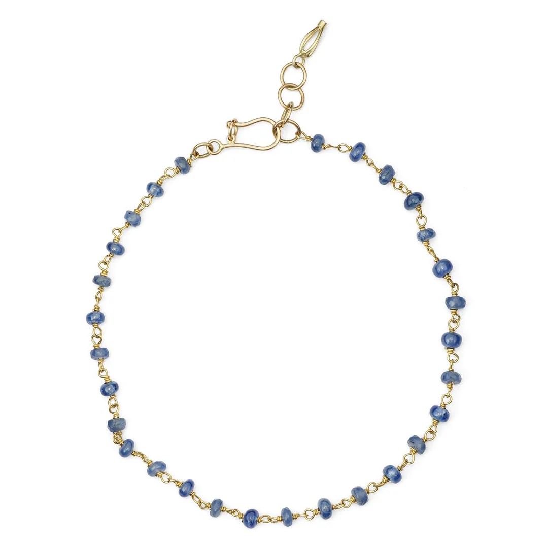 Natascha Trolle: A sapphire bracelet set with numerous sapphire beads mounted in 14k gold. Weight app. 2.5 g. L. 19.5–21 cm. — Jewellery/Bracelets — Bruun Rasmussen