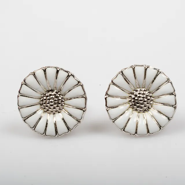 GEORG JENSEN. ÖRHÄNGEN, 1 par, "Daisy", silver med emalj.