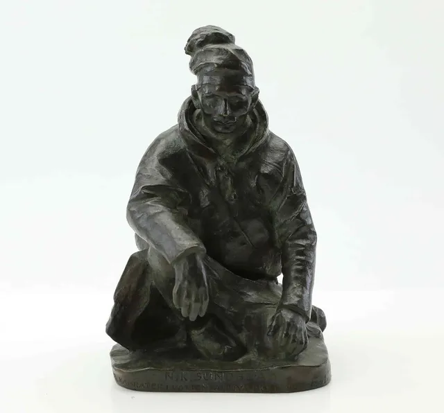 CHRISTIAN ERIKSSON. Skulptur, brons, sittande same, Herman Bergman gjuteri AB Stockholm, signerad, daterad 1909.
