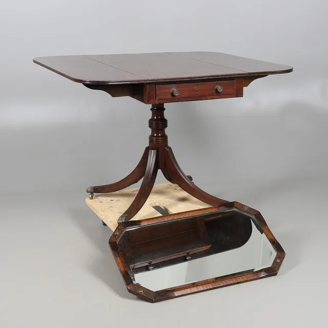 A MAHOGANY DROP FLAP TABLE AND A 18TH CENTURY STYLE MIRROR.