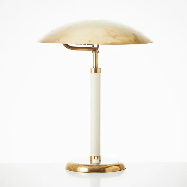 HARALD NOTINI. Bordslampa, Arvid Böhlmarks Lampfabrik, 1940/50-tal, Swedish Modern, modell 15258, mässingsfärgad plåt och pollopas.