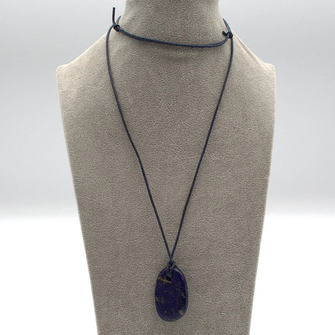 VINTAGE COLLIER, LAPISLAZULI CABOCHON, GESCHLIFFEN, AN LEDERBAND 20. JAHRHUNDERT. — Necklace — Kunst- und Auktionshaus Kleinhenz