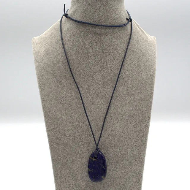 VINTAGE COLLIER, LAPISLAZULI CABOCHON, GESCHLIFFEN, AN LEDERBAND 20. JAHRHUNDERT.