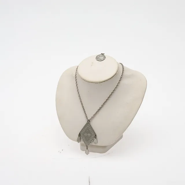 HALSBAND med 2 st hängen, tenn, bla Jokkmocks Tenn, 1900-talets senare del.