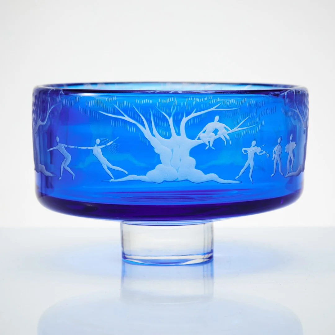 GUNNAR CYRÉN. Skål på fot, glas, Orrefors 1966, överfång i blått, graverad dekor av människor i landskap, signerad Of Expo B 346-66. — Art glass — Stockholms Auktionsverk Magasin 5