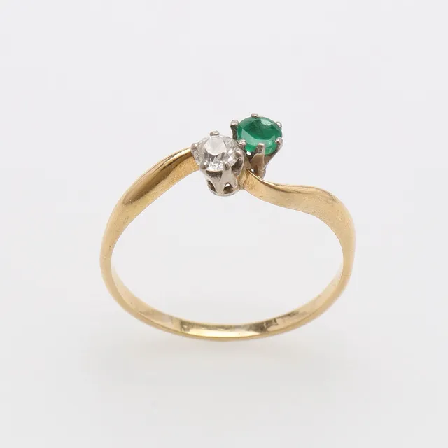 TVILLINGRING, 18K GULD, GRÖNT GLAS & GAMMALSLIPAD DIAMANT, CIRKA 2,7 GRAM.