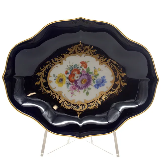 MEISSEN. GEBÄCKSCHALE, KOBALTBLAU, MIT BLUMENBUKETT, GOLDDETAILS, 1. WAHL. 20. JAHRHUNDERT.