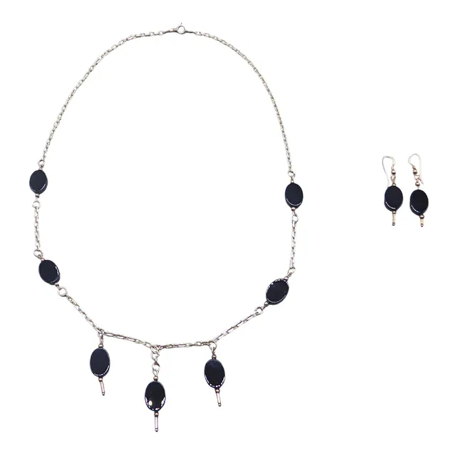 SCHMUCKSET AUS 925ER SILBER MIT SCHWARZEN OVALEN STEINEN.