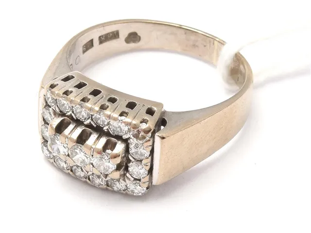 Ring 18K vitguld 6,4g Ø16¾, med diamanter 19x ca 0,03-0,05, briljantslipade, Guldvaruaktiebolaget G. Dahlgren & Co, Malmö 1974, smärre slitage