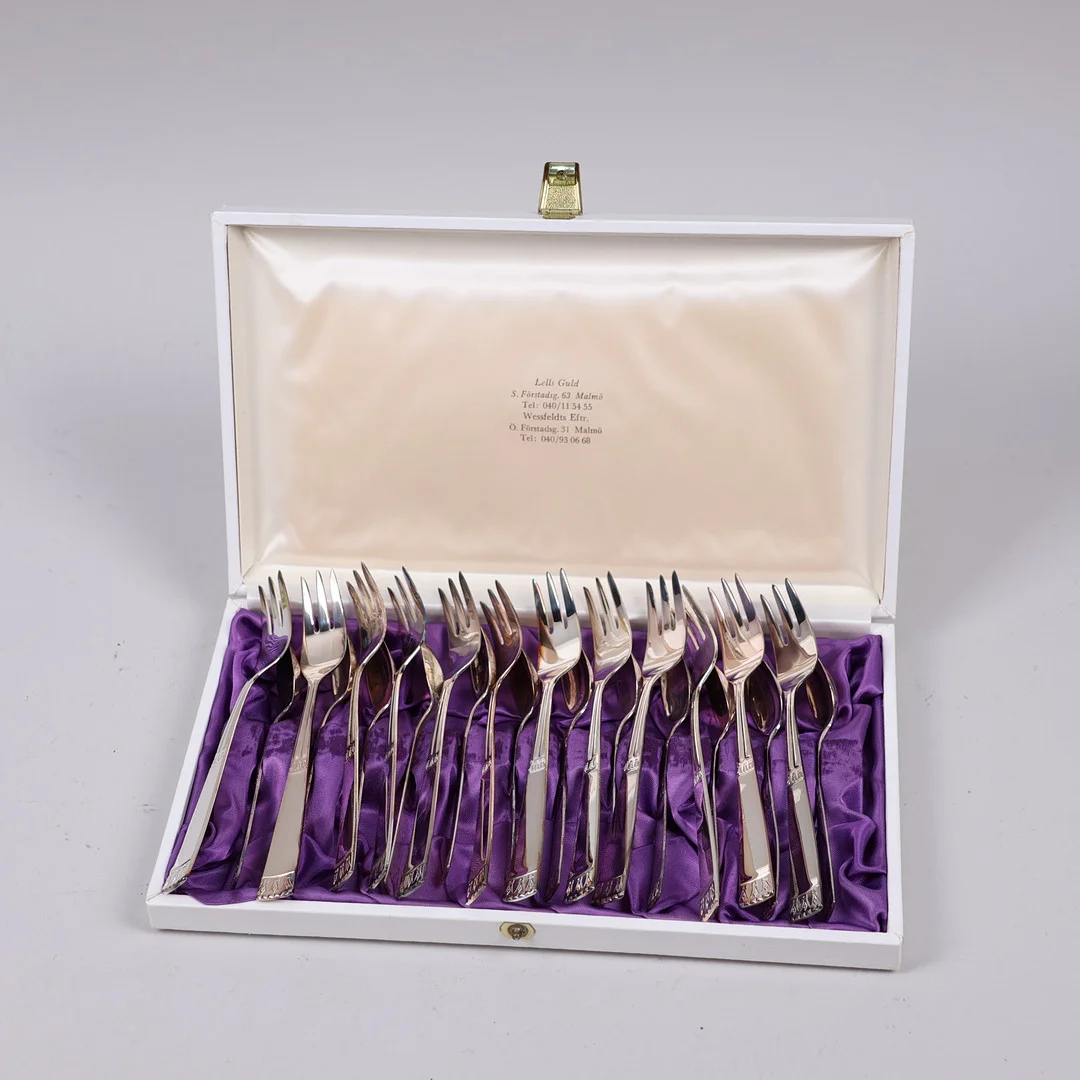 SILVER, "Carl Philip", dessertgafflar och teskedar, 24 delar, total vikt 373 gram. — Silver — Markus Auktioner