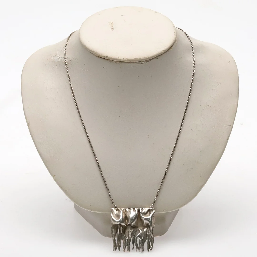 Matti Hyvärinen, Sirokuro " Icicles" , silver, Halsband . — Necklace — Örebro Stadsauktioner