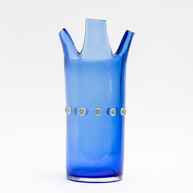 RICCARDO LICATA. Vas, "Totem", Murano, Italien, signerad, numrerad 30/40, blå glasmassa med påklipp i vitt och gult, formgiven 1995.