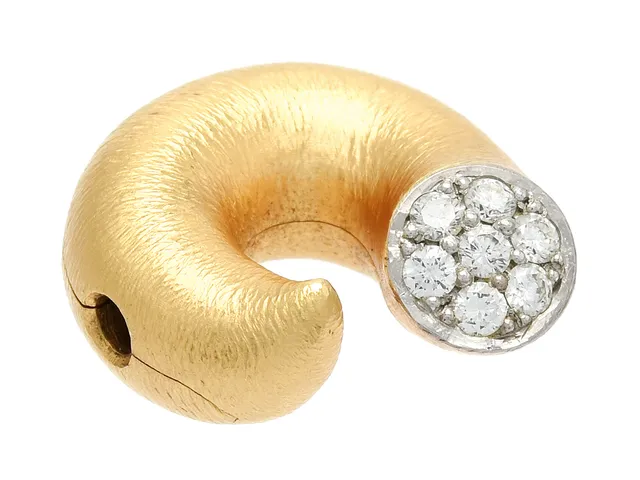 OLE LYNGGAARD, lås, 18K guld/vitguld, arbetad yta, 7 briljantslipade diamanter 0,21 ct, TW/VS, längd 18 mm, vikt 8,4 g.