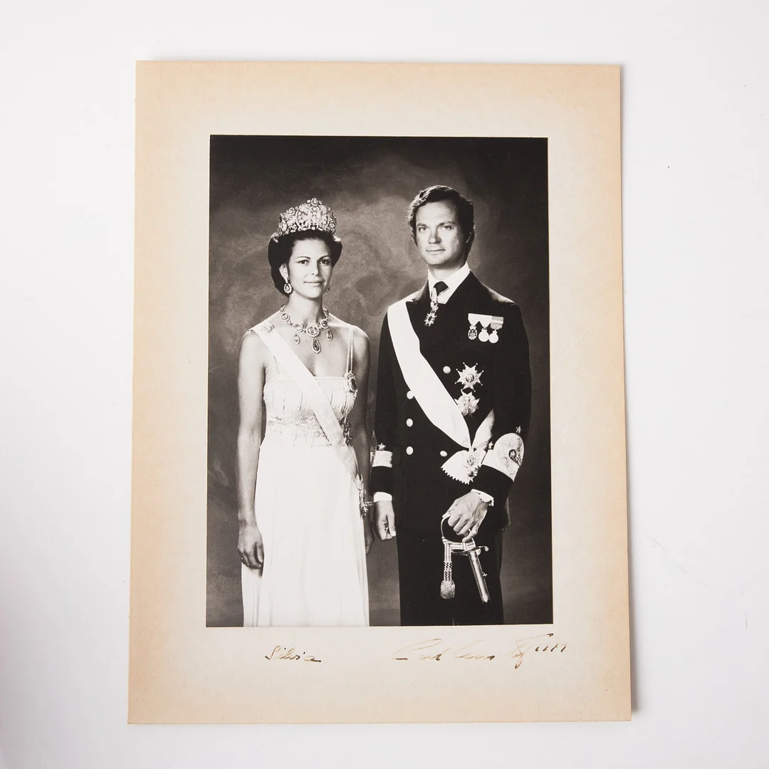 KUNG CARL XVI GUSTAF OCH DROTTNING SILVIA, signerat fotografi, autograf. — Autographs & Manuscripts — Stockholms Auktionsverk Magasin 5