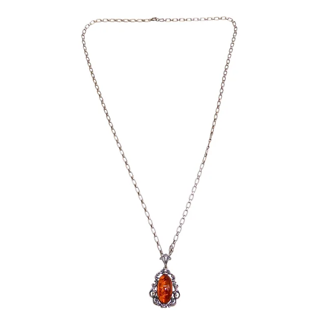 SILBERNER KETTENANHÄNGER MIT OVALEM BERNSTEIN IN ORNAMENTALER FASSUNG, MIT KETTE.