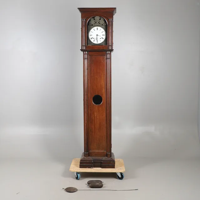 AN OAK 8 DAY LONG CASE CLOCK.