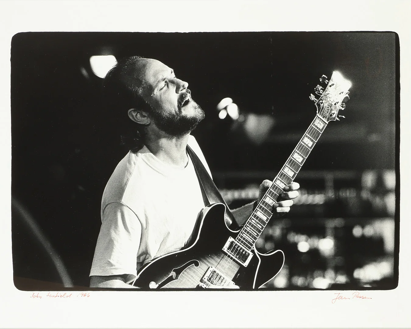 JAN PERSSON (1943-2018). Portrætfoto af den amerikanske guitarist og komponist John Schofield fra 1986, signeret. — Photography — Palsgaard Kunstauktioner