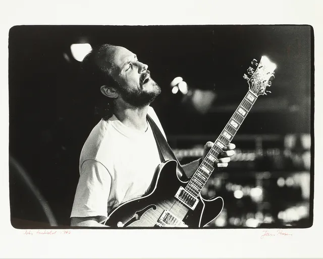 JAN PERSSON (1943-2018). Portrætfoto af den amerikanske guitarist og komponist John Schofield fra 1986, signeret.