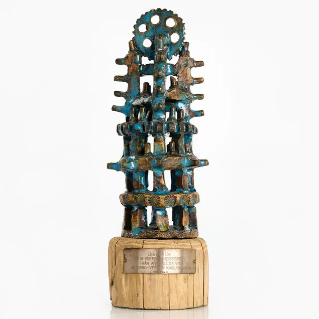 ALF JARNESTAD. Skulptur, glaserat stengods, signerad på träsockel 'Jarnestad -67'.