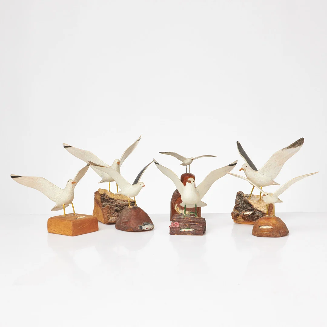 OIDENTIFIERAD SLÖJDARE. FÅGLAR, föreställande måsar, 7 st., samtliga med monogramsignering E.H.L, daterade mellan 1942-1951. — Sculptures & Bronzes — Stockholms Auktionsverk Sickla