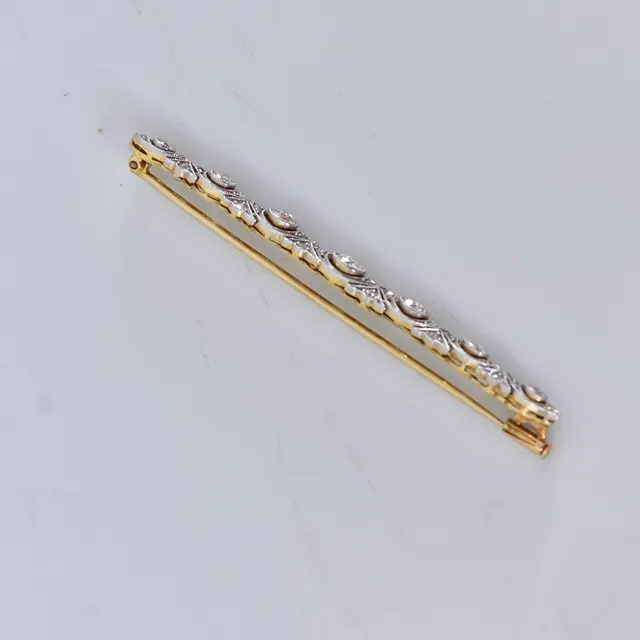 BROSCH, 18 karat röd- och vitguld med 7 åttkantslipade diamanter om totalt cirka 1,40ct samt talrika mindre diamanter.