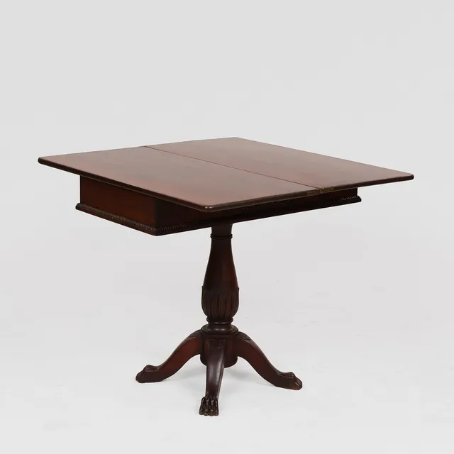 Spillebord af mahogni, omkring 1900, Empire form med "claw and ball".