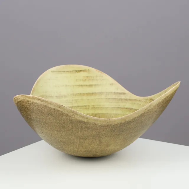 EIGIL HINRICHSEN (1921-99). Organically shaped dish of green-glazed stoneware, own studio in Birkerød, Denmark, 1950s/60s.