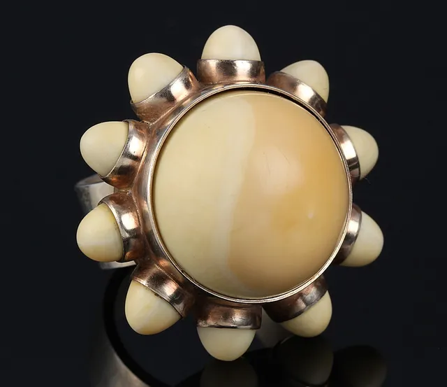 Astrid Fog for Georg Jensen. Moderne ring af forgyldt sterlingsølv med elfenben, ca. 1970
