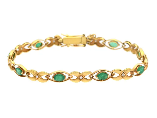 ARMBAND, 18K guld, ovalslipade smaragder ca 2,40 ctv, briljantslipade diamanter ca 0,13 ctv, längd ca 21 cm, vikt 15,6 g, säkerhetskedja, smaragder med skador och nagg.