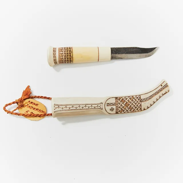 ARNE ANDERSSON (FÖDD 1933). kniv, helhorn, graverat renhorn, monogramsignerad AA.