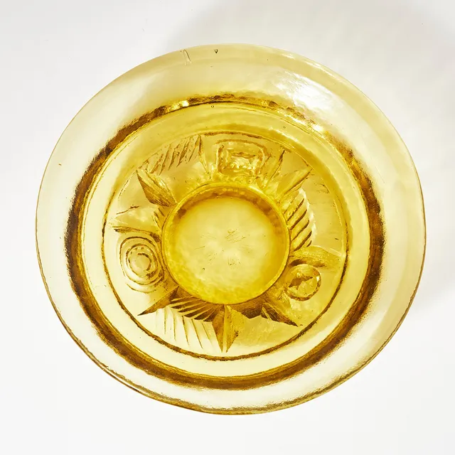 CHRISTER SJÖGREN. Skål, Lindshammars Glasbruk, 1960-tal, gjuten gul glasmassa med geometrisk dekor.