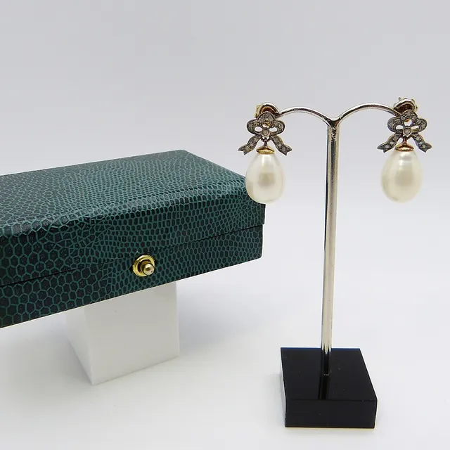 PEARL & DIAMOND EARRINGS.