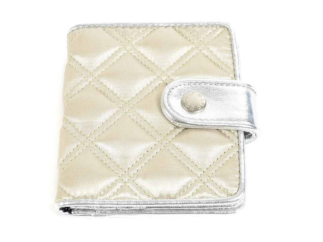 PLÅNBOK, MARC by MARC JACOBS, beige nylon, silvrigt imitiationsläder, 4 kontokortsfack, sedel, id-kortsfack, 9x11cm. — Accessoarer/Plånböcker — Kaplans
