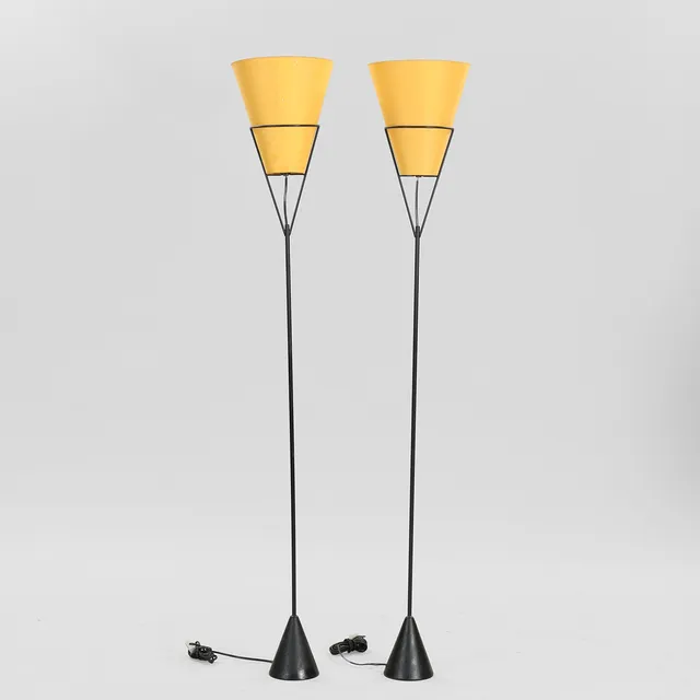 CARL AUBÖCK. TILSKREVET. "Vice Versa", et par standerlamper af sortlakeret metal med konisk fod, skærm af gult stof, Werkstätte Carl Auböck, Østrig, 1950/60'erne, (2).