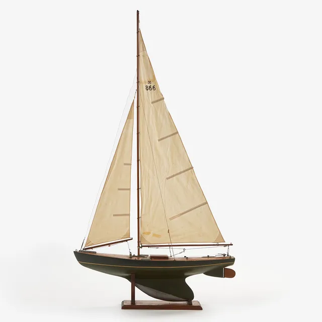 POND YACHT, seglande modell, brittisk tillverkning, bemålat köl med blytyngd, roder i trä, sydda segel, tillverkad omkring 1930-/1940-tal.