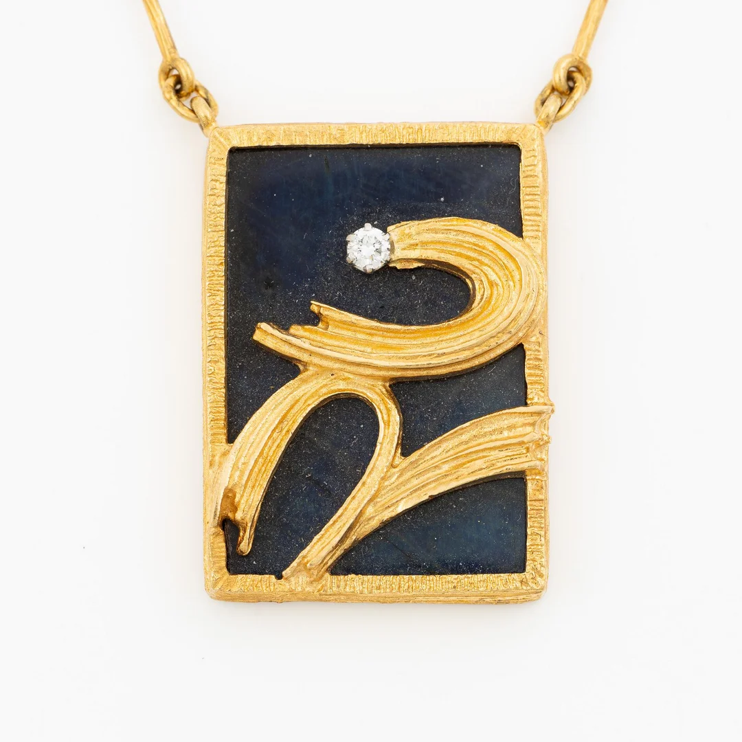 Juhani Linnovaara, collier 18K guld med spektrolit och briljantslipad diamant, Lapponia 1980. — Smycken/Collier & Hängsmycken — Bukowskis