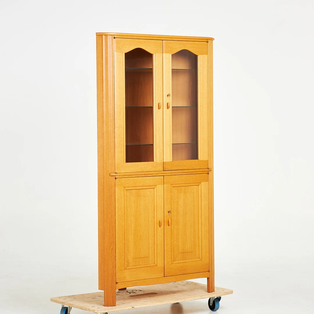 CARL MALMSTEN. Hörnskåp, "Capella", ekfanér, vitrindel, justerbara hyllplan i glas samt trä. — Cupboards, Cabinets & Shelves — Stockholms Auktionsverk Sickla
